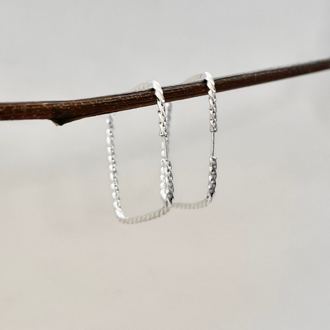 15298589341-whatsapp-image-2024-08-07-at-08-50-58.jpeg ARGOLA QUADRADA - PRATA 925