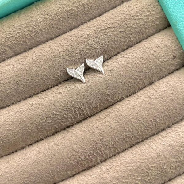 BRINCO RABO DE BALEIA COM ZIRCÔNIAS - PRATA 925