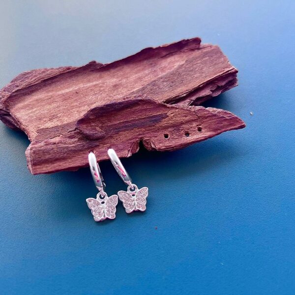 ARGOLINHA COM PINGENTE BORBOLETA - PRATA 925