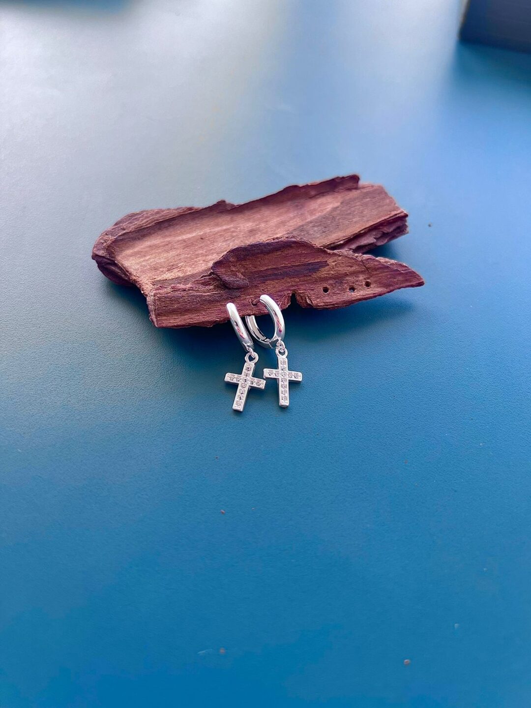 ARGOLINHA COM PINGENTE CRUCIFIXO - PRATA 925