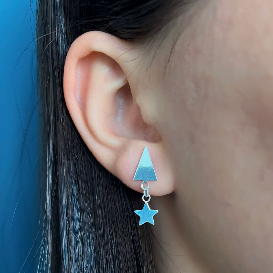 BRINCO TRIÂNGULO COM ESTRELA - PRATA 925