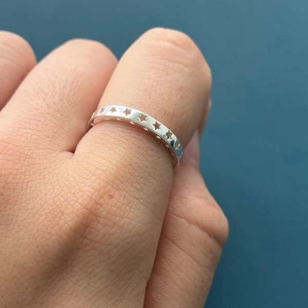 ANEL APARADOR ESTRELAS VAZADAS - PRATA 925