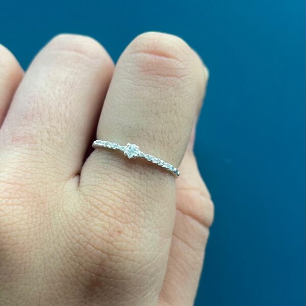 ANEL SOLITÁRIO COM ZIRCÔNIAS - PRATA 925