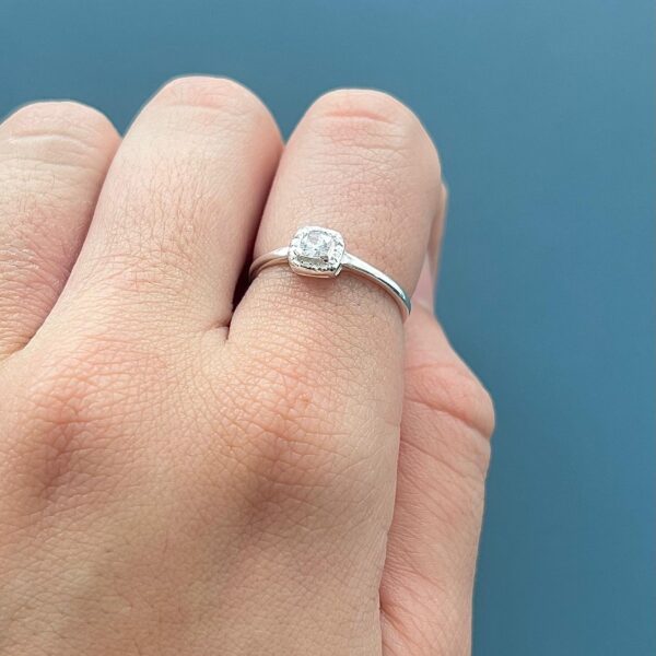 ANEL SOLITÁRIO QUADRADO COM ZIRCÔNIA - PRATA 925