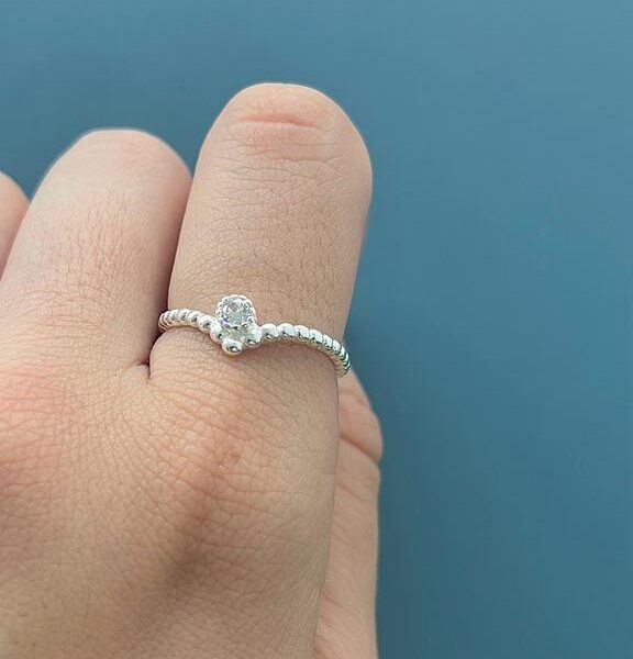 ANEL SOLITÁRIO TRANÇADO COM ZIRCÕNIA - PRATA 925 - 20