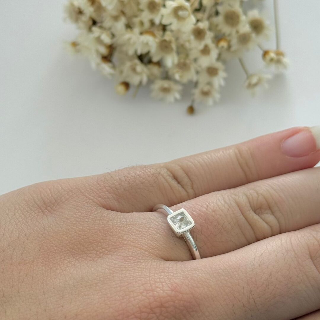 ANEL SOLITÁRIO ZIRCONIA QUADRADA - PRATA 925