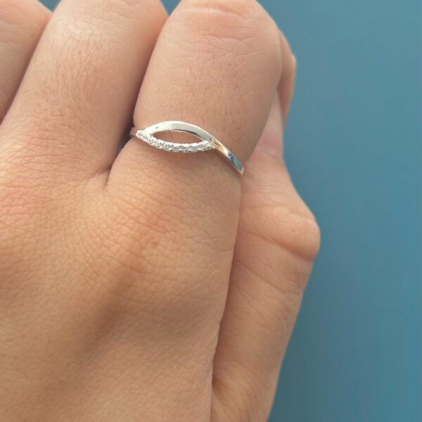 ANEL COM DETALHES EM ZIRCÔNIAS - PRATA 925