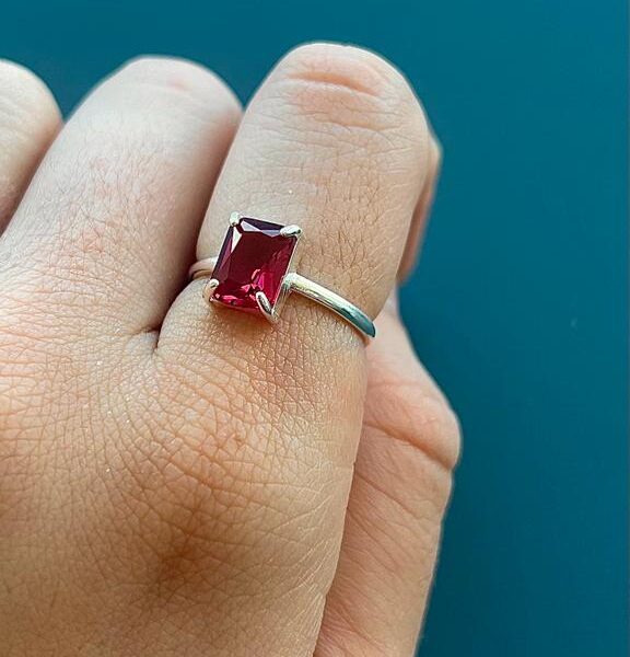 ANEL ZIRCÔNIA QUADRADA RUBELITA - PRATA 925