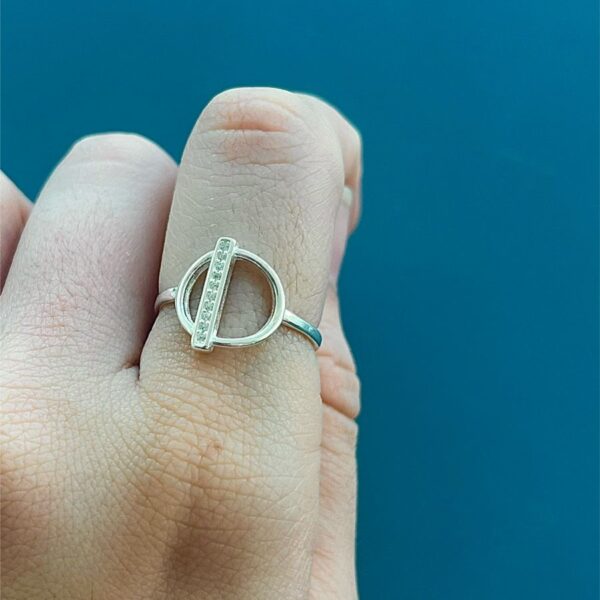 ANEL CÍRCULO COM ZIRCÔNIAS - PRATA 925