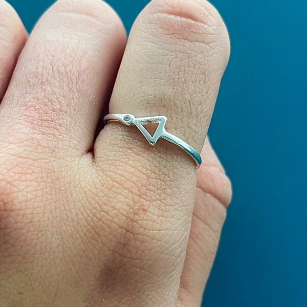 ANEL TRIÂNGULO COM ZIRCÔNIA - PRATA 925