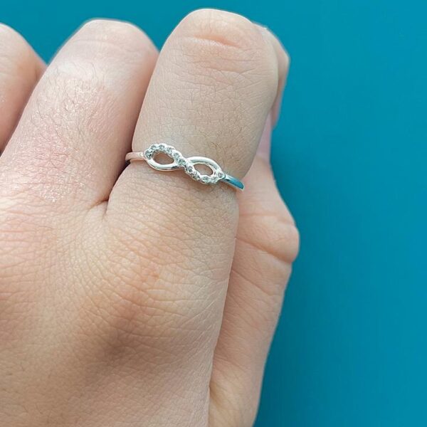 ANEL INFINITO COM ZIRCÔNIAS - PRATA 925