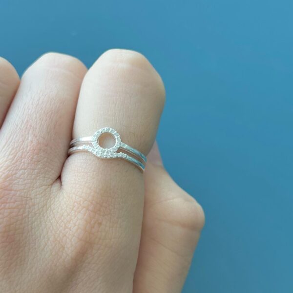 ANEL CÍRCULO COM ZIRCÔNIAS - PRATA 925