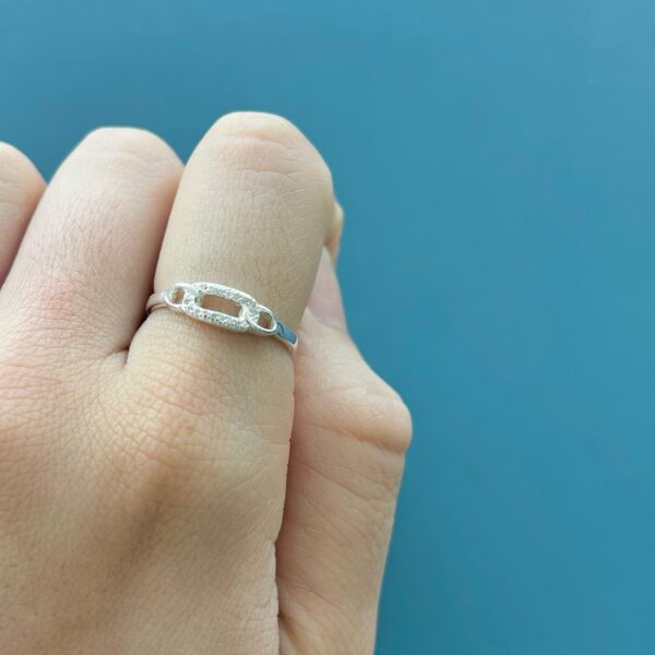 ANEL CORRENTE COM ZIRCÔNIAS - PRATA 925