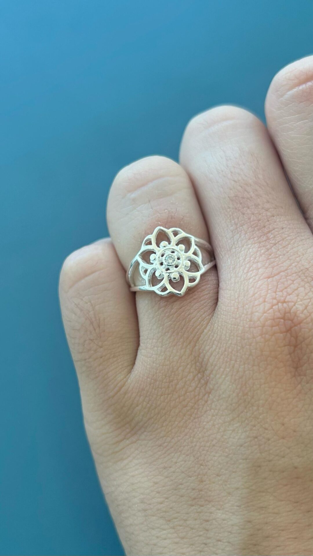 15254620332-whatsapp-image-2024-02-28-at-11-44-48-2.jpeg ANEL FLOR COM ZIRCÔNIA - PRATA 925