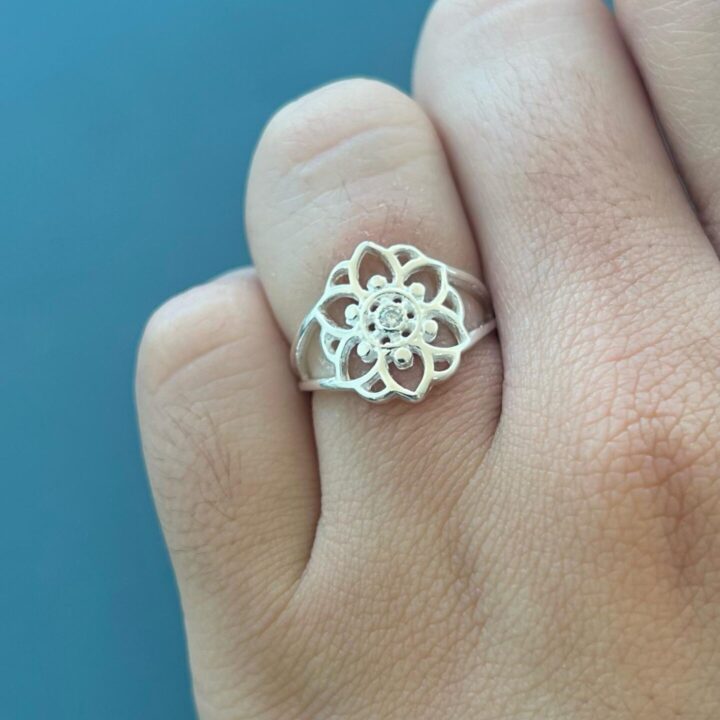 15254620332-whatsapp-image-2024-02-28-at-11-44-48-2.jpeg ANEL FLOR COM ZIRCÔNIA - PRATA 925