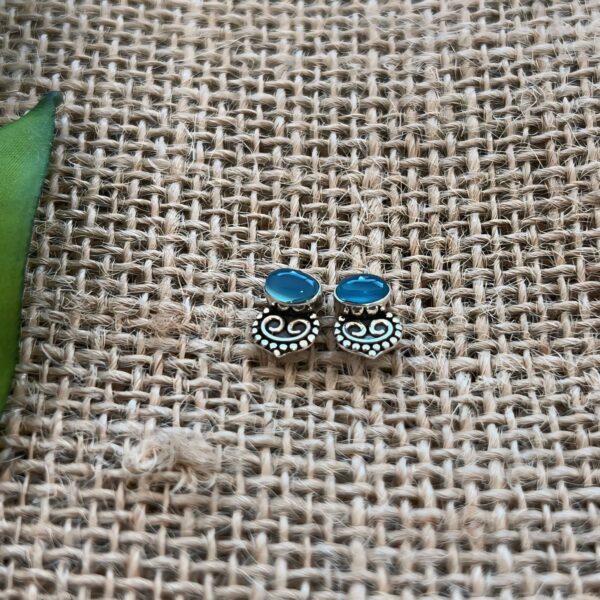 BRINCO OVAL / PEDRA NATURAL - PRATA BALI 925 - CALCEDÔNIA AZUL