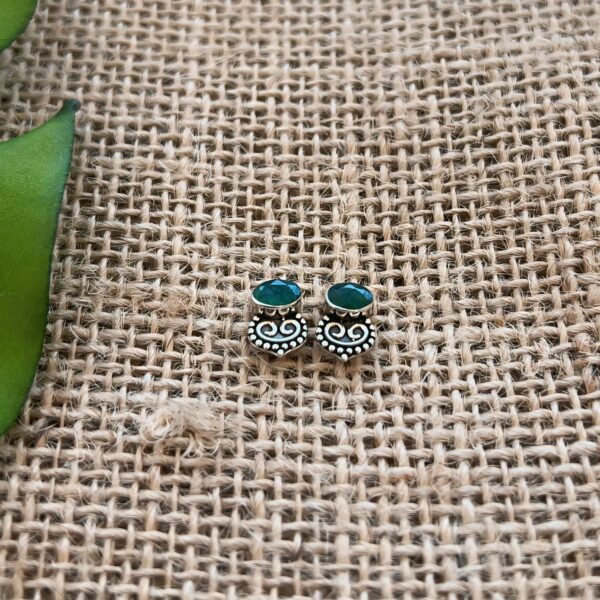 BRINCO OVAL / PEDRA NATURAL - PRATA BALI 925 - Esmeralda