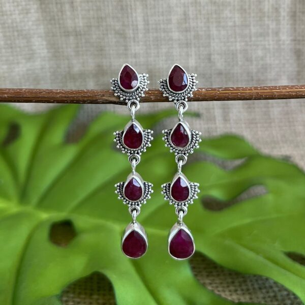 BRINCO PENDURADO / PEDRA NATURAL - PRATA BALI 925 - Rubi