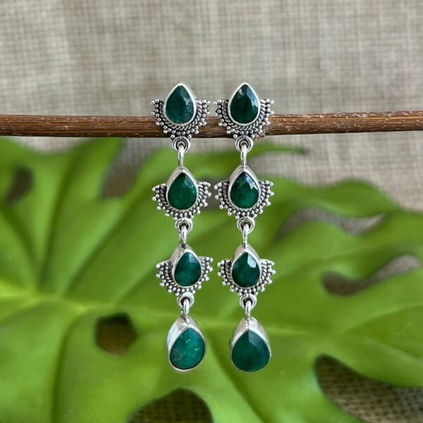 BRINCO PENDURADO / PEDRA NATURAL - PRATA BALI 925 - Esmeralda