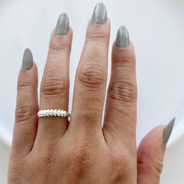 ANEL FOLHAS COM ZIRCÔNIAS - PRATA 925 - 13