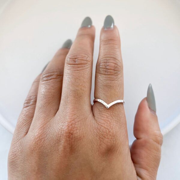 ANEL MINI V COM ZIRCÔNIAS - PRATA 925 - 22