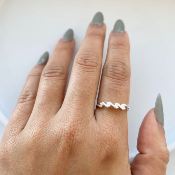 ANEL ONDAS COM ZIRCÔNIAS - PRATA 925 - 20