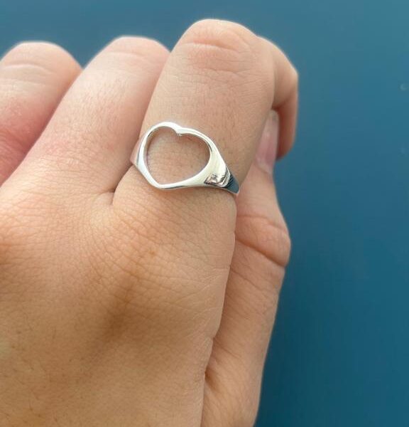 ANEL CORAÇÃO VAZADO LISO - PRATA 925 - 21