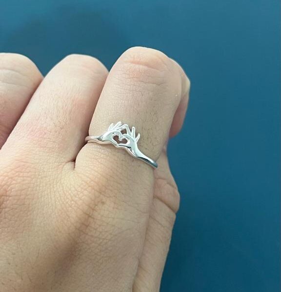 ANEL CORAÇÃO COM A MÃO - PRATA 925 - 18