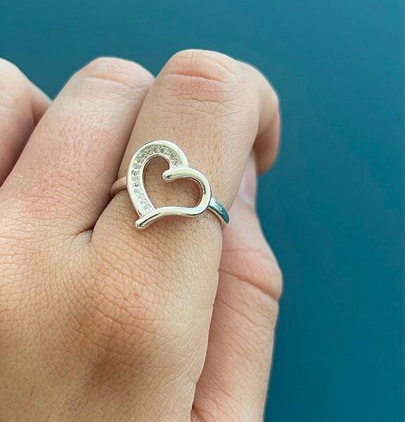 ANEL CORAÇÃO VAZADO COM ZIRCÔNIAS - PRATA 925