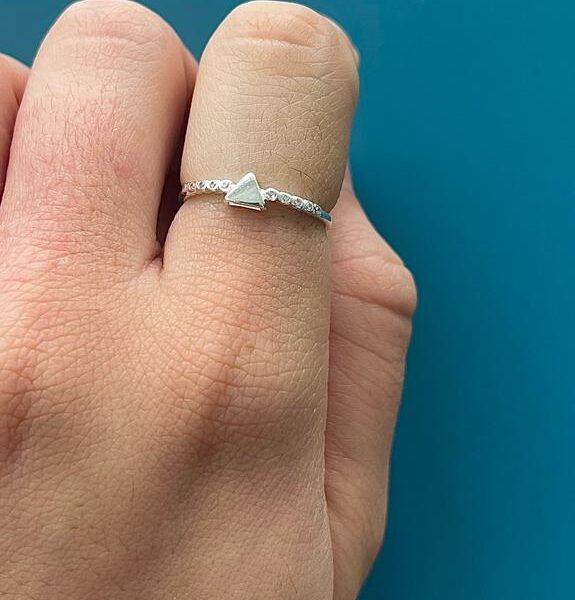 ANEL TRIÂNGULO COM ZIRCÔNIAS - PRATA 925