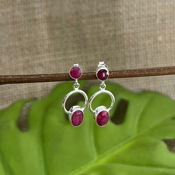 BRINCO PENDURADO / PEDRA NATURAL - PRATA BALI 925 - Rubi