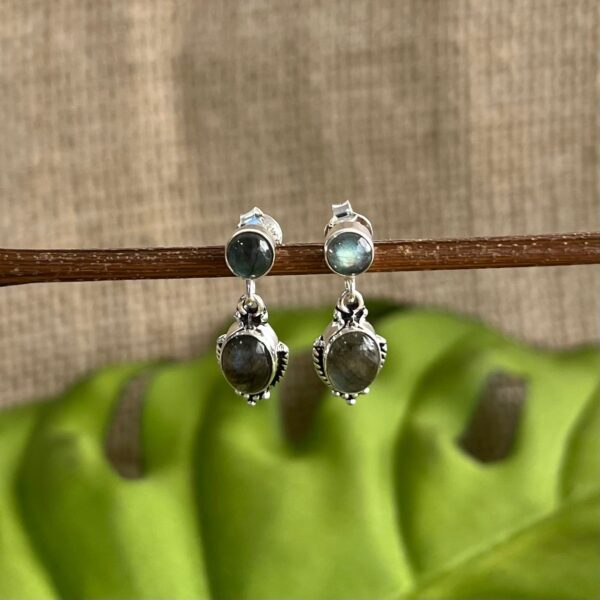 BRINCO PENDURADO / PEDRA NARURAL - PRATA BALI 925 - LABRADORITA