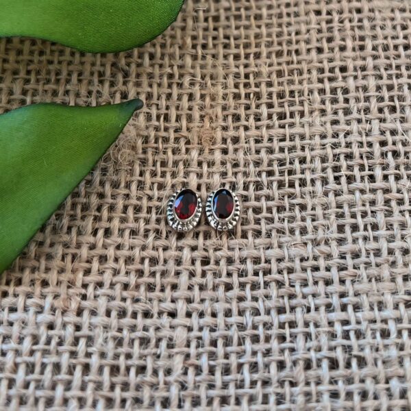 BRINCO OVAL / PEDRA NATURAL - PRATA BALI 925 - Rubi