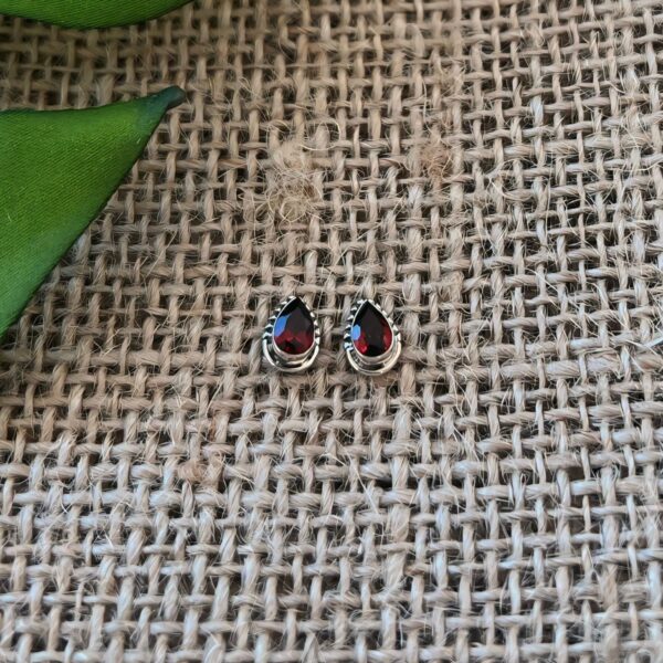 BRINCO GOTA / PEDRA NATURAL - PRATA BALI 925 - Rubi