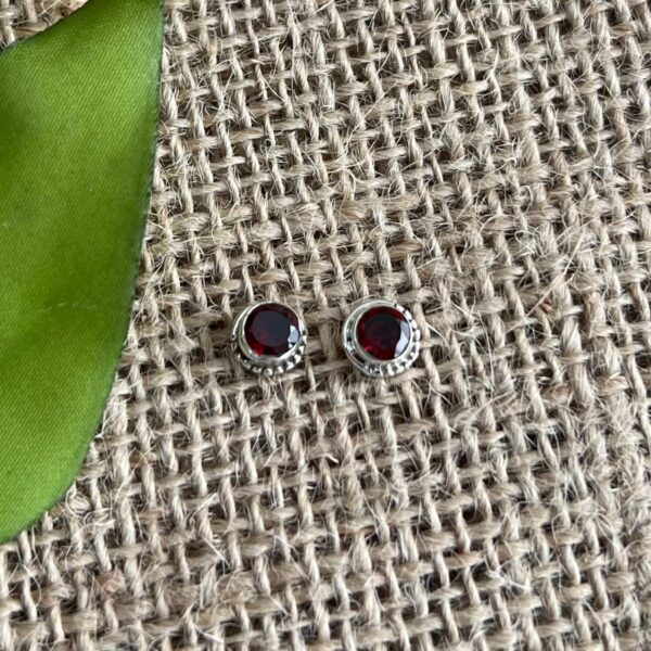 BRINCO REDONDO / PEDRA NATURAL - PRATA BALI 925 - Rubi