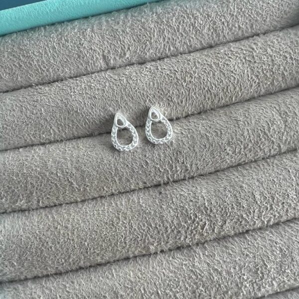 BRINCO GOTA  CRAVEJADA - PRATA 925