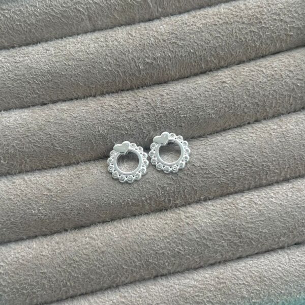 BRINCO CÍRCULO COM CORAÇÃO - PRATA  925