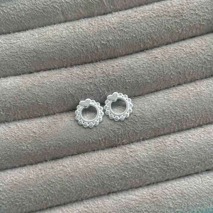 BRINCO CÍRCULO COM CORAÇÃO - PRATA  925