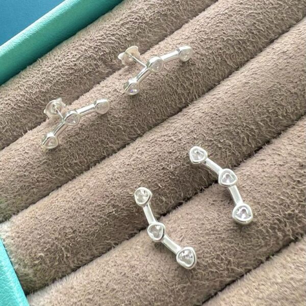 BRINCO ZIRCÔNIAS CORAÇÃO - PRATA 925