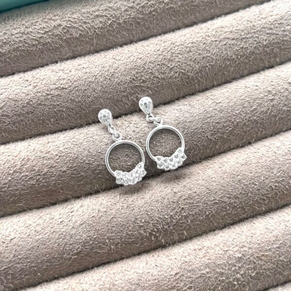 BRINCO CÍRCULO COM ZIRCÔNIAS - PRATA 925