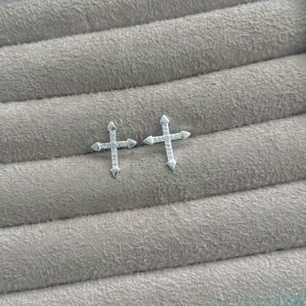 BRINCO CRUZ CRAVEJADA - PRATA 925