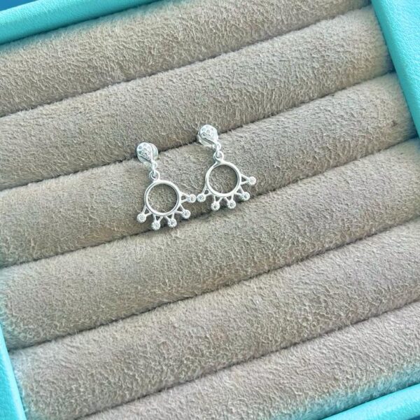 BRINCO CÍRCULO VAZADO COM DETALHES EM ZIRCÔNIAS - PRATA  925