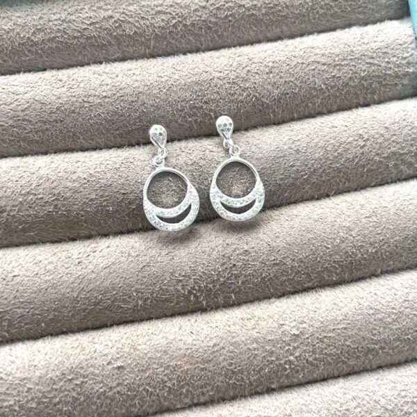 BRINCO PENDURADO COM ZIRCÔNIAS - PRATA 925