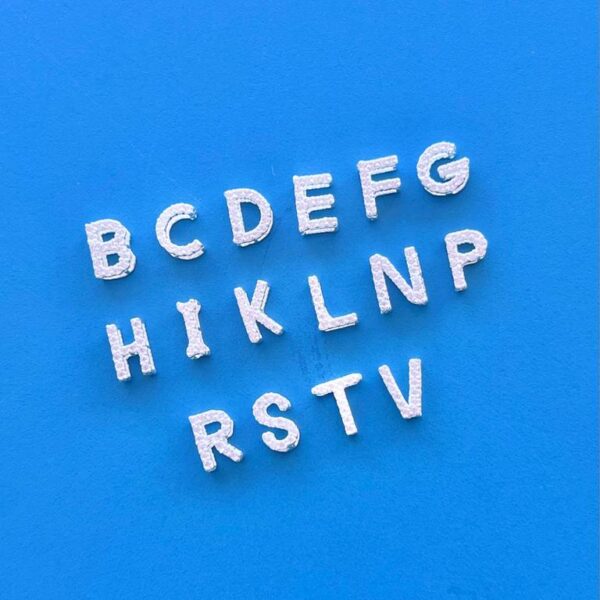 PINGENTE LETRA CRAVEJADA - PRATA 925