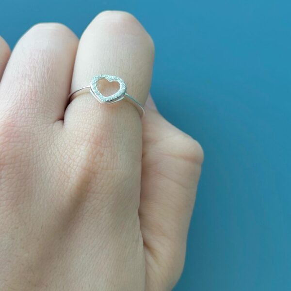 ANEL CORAÇÃO VAZADO COM ZIRCÔNIAS - PRATA 925