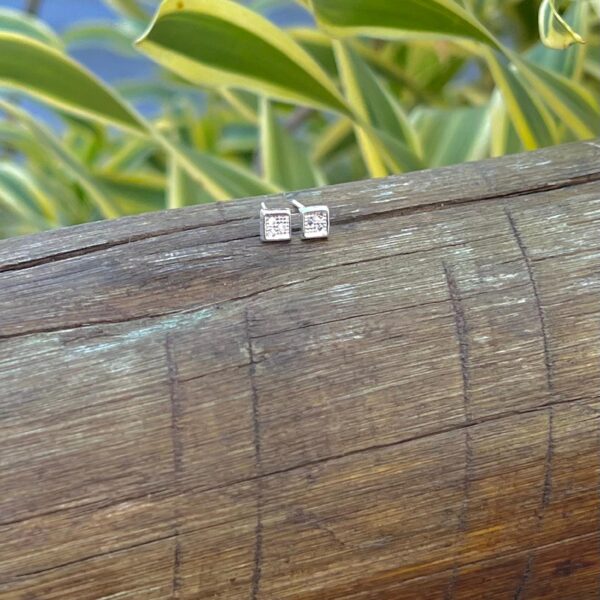 BRINCO QUADRADO CRAVEJADO - PRATA 925