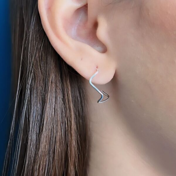 BRINCO MEIA ARGOLA ZIG ZAG -  PRATA 925