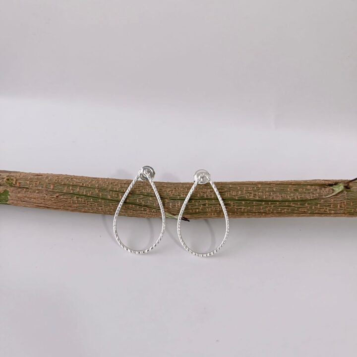 15276615308-whatsapp-image-2024-06-04-at-17-02-39.jpeg BRINCO GOTA COM DETALHES - PRATA 925