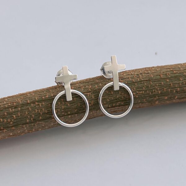 BRINCO CÍRCULO COM CRUZ - PRATA 925