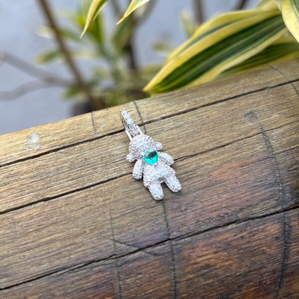 PINGENTE MENINA CRAVEJADA -  PRATA 925